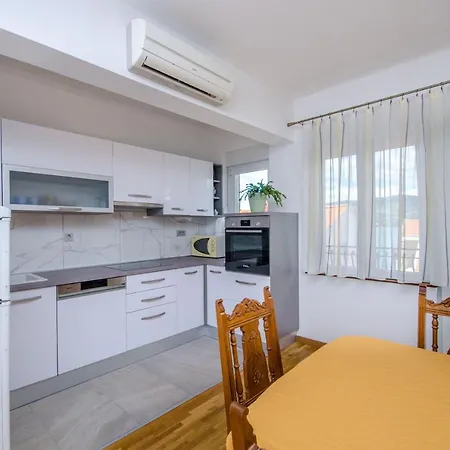Toma Apartment *